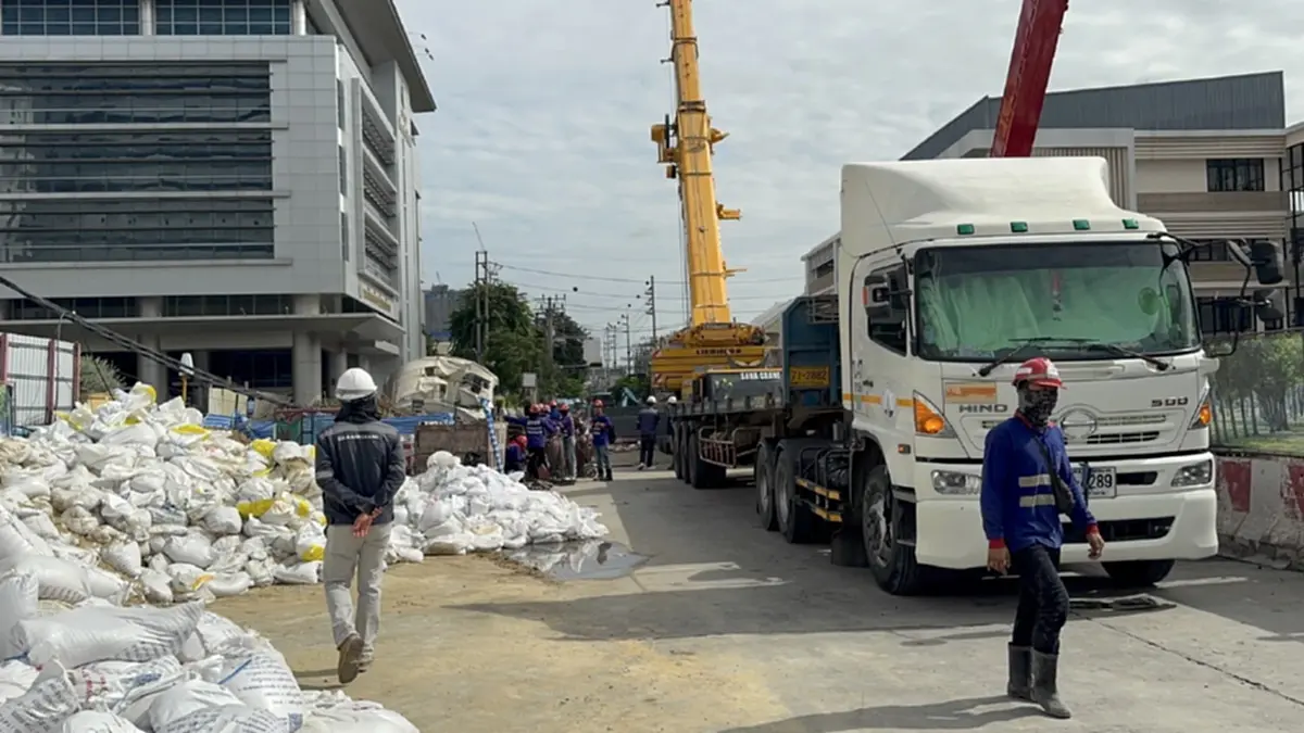 รู้แล้วทะเบียนรถ คันที่ตกลงไป หลังเกิดเหตุ ถนนทรุดหน้าสน.สามเสน