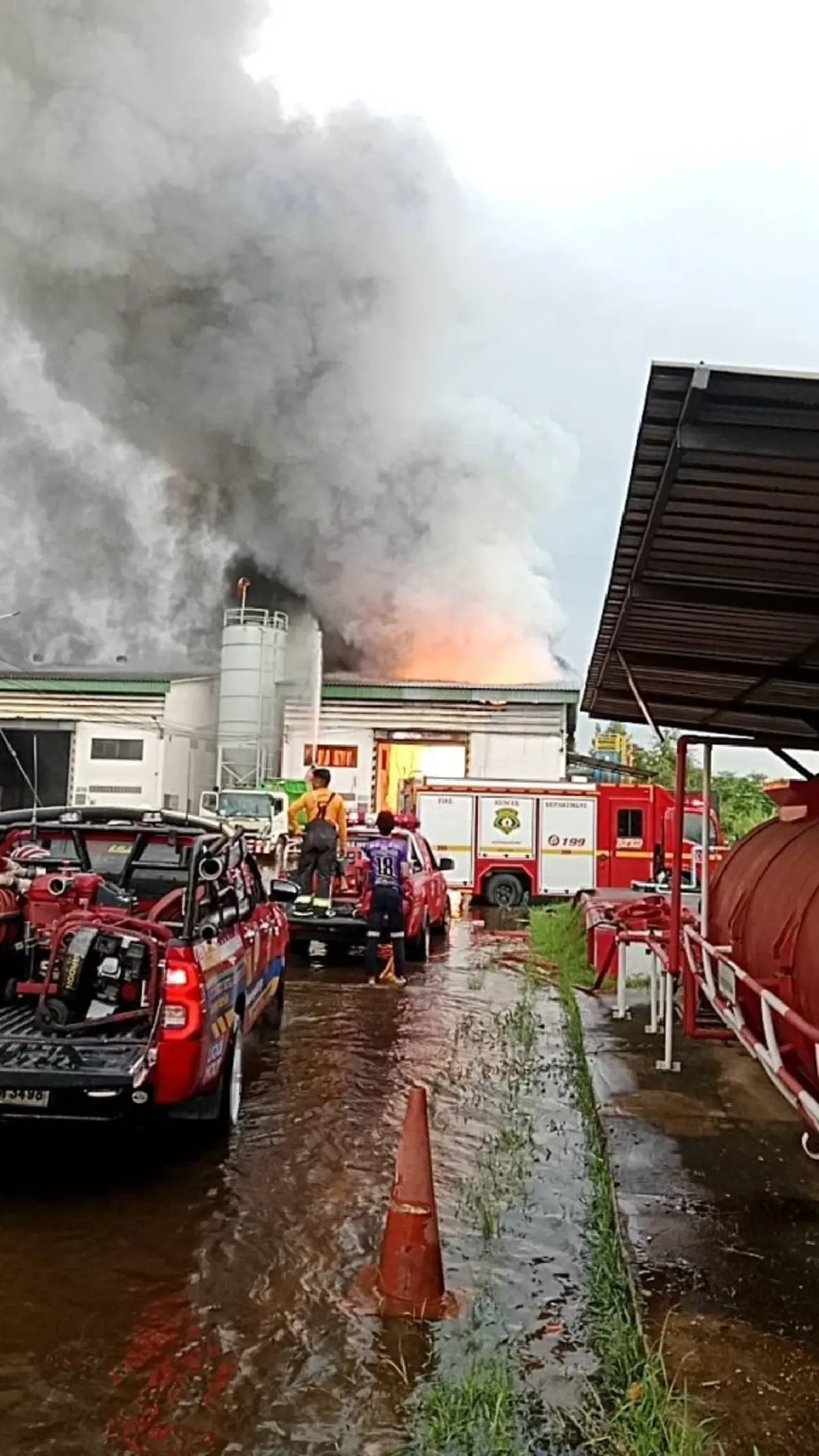 ระทึก ไฟไหม้โรงงานรีไซเคิลขยะ ย่านแสมดำ สาเหตุใช้น้ำดับไม่ได้