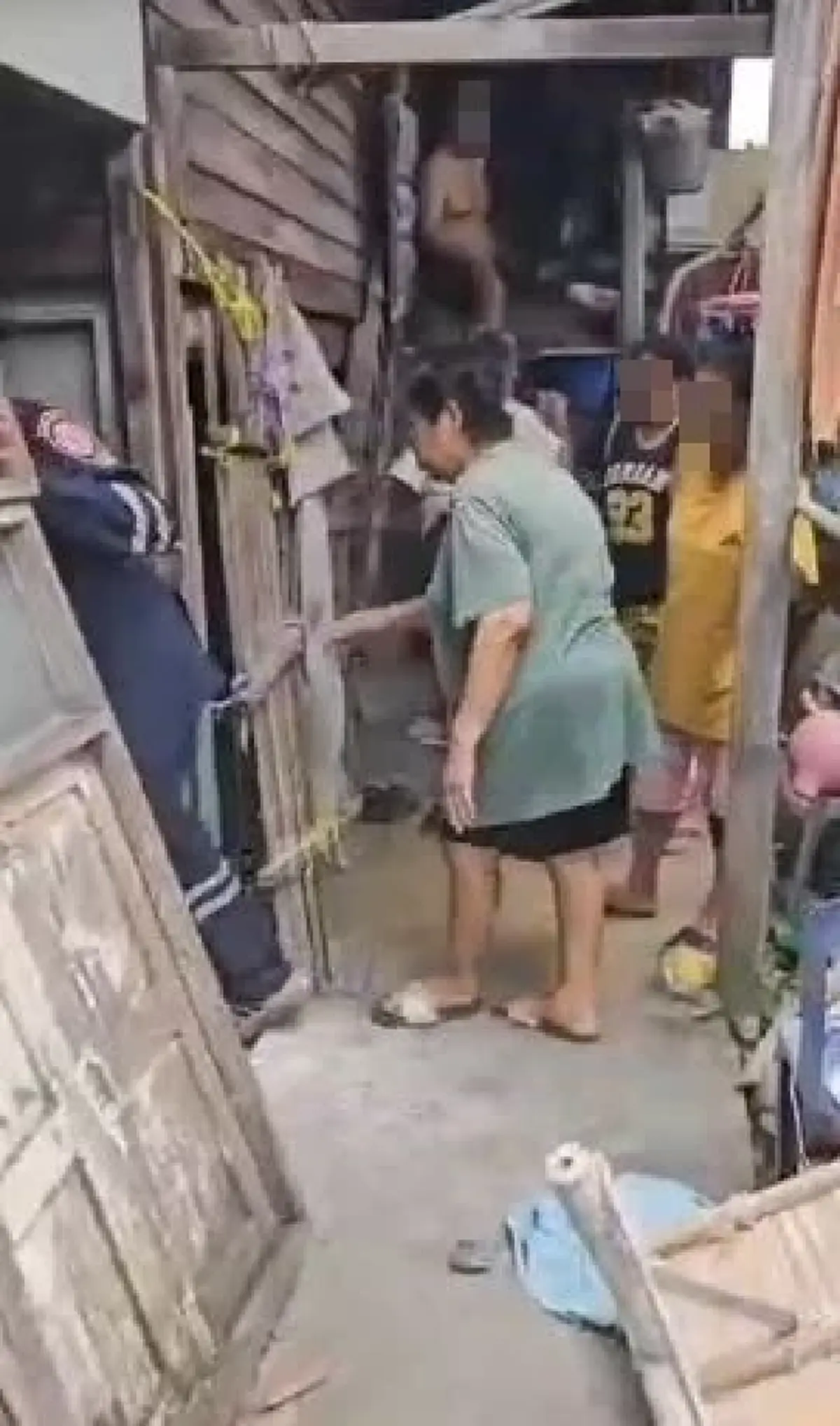 นาทีระทึก คุณป้าตกบ้านทะลุท้องร่อง กู้ภัยเร่งช่วย นอนรวยริน