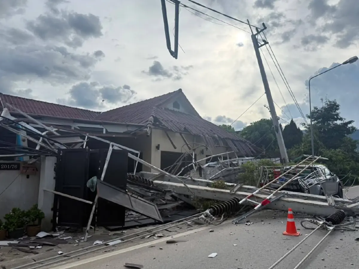 สรุปความเสียหาย รถส่งน้ำ ชนเสาไฟฟ้าล้ม 52 ต้น บ้านเรือน-รถพังยับ