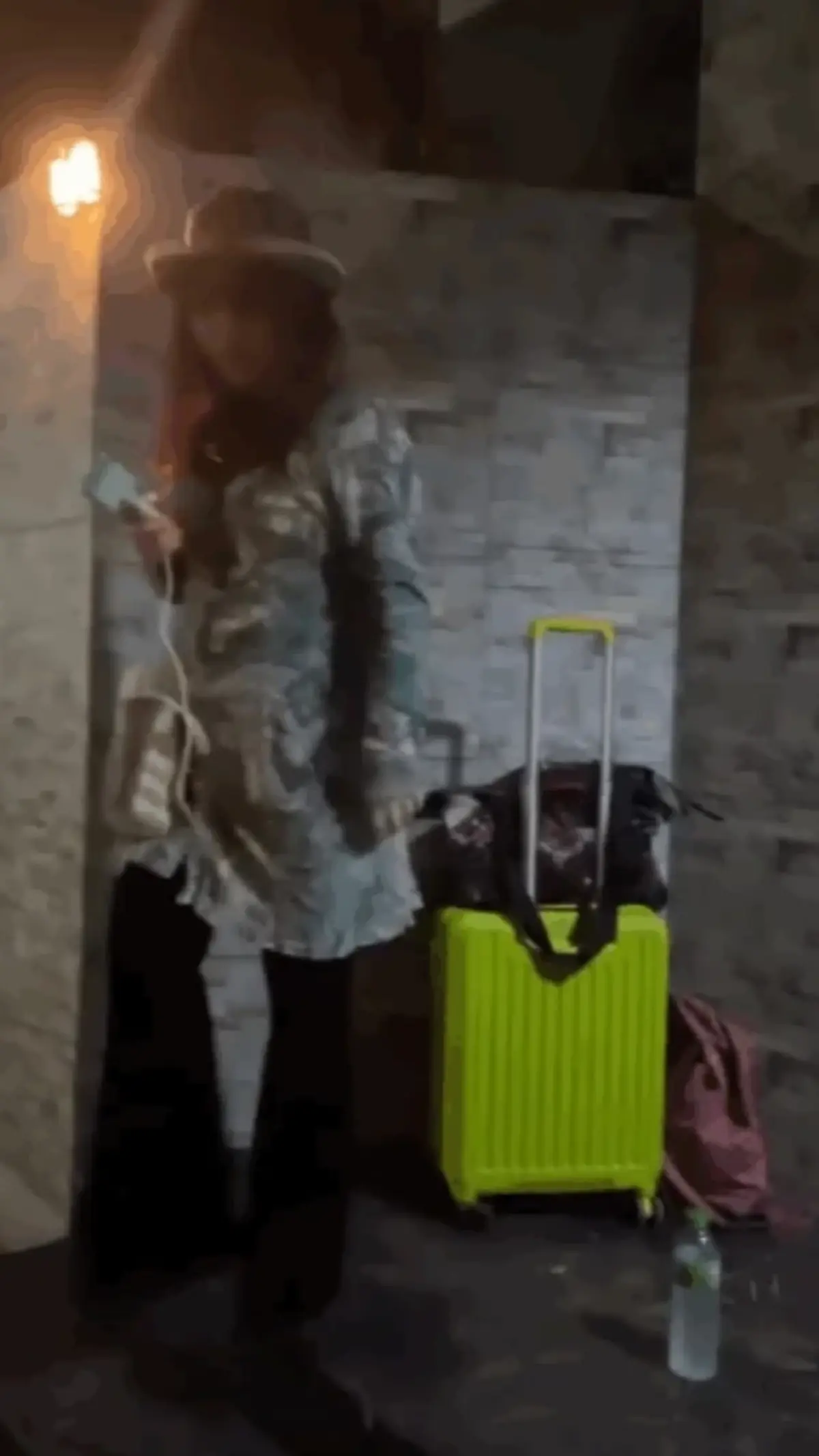 หนุ่มงง เจอป้าเหมยฮัวคลั่งรัก หอบกระเป๋าตื๊อถึงบ้านขออยู่ด้วย