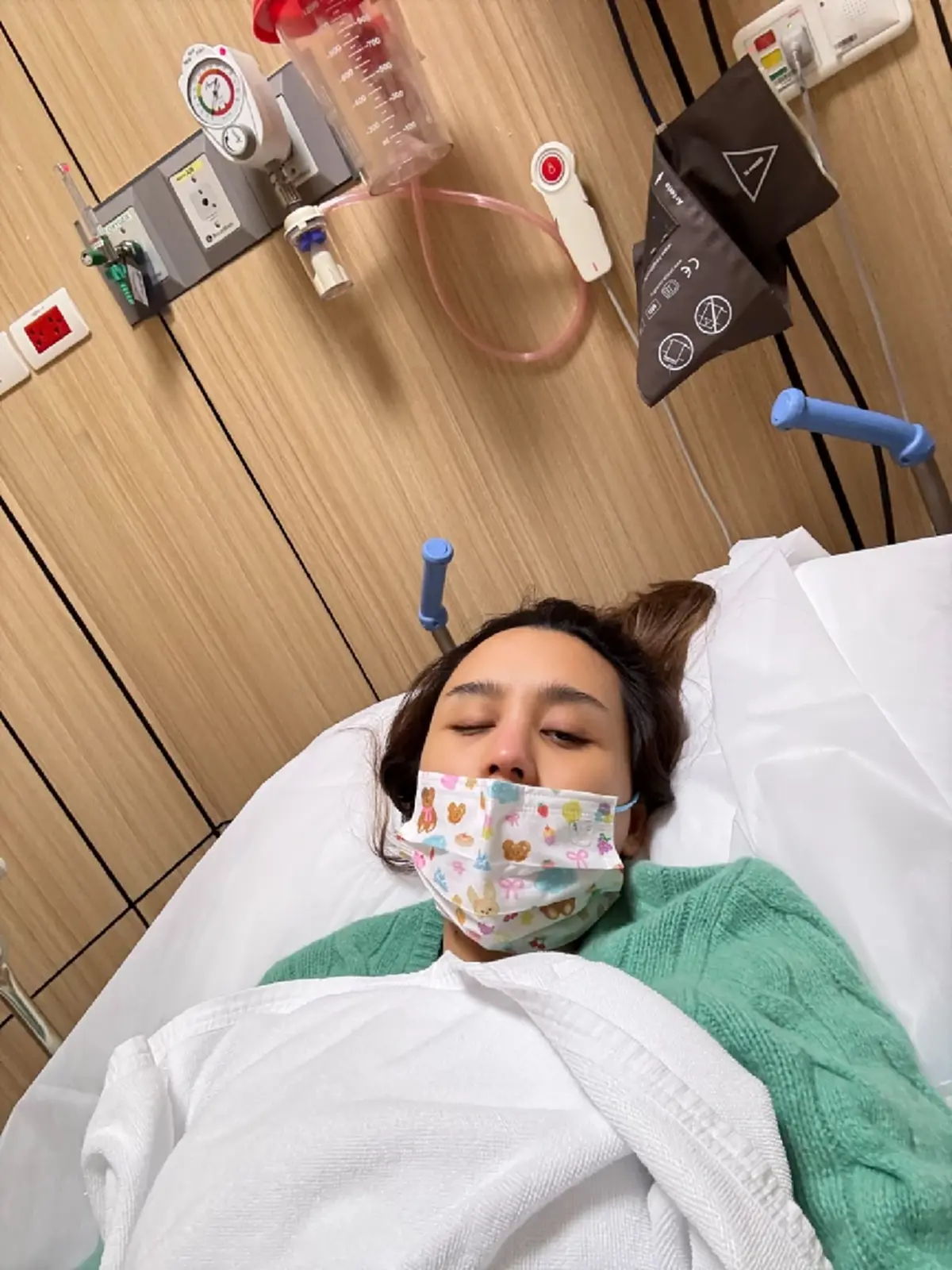 ส่งกำลังใจ "ดาราสาว" แอดมิทด่วน หลังโหมงานหนัก จนร่างกายไม่ไหว