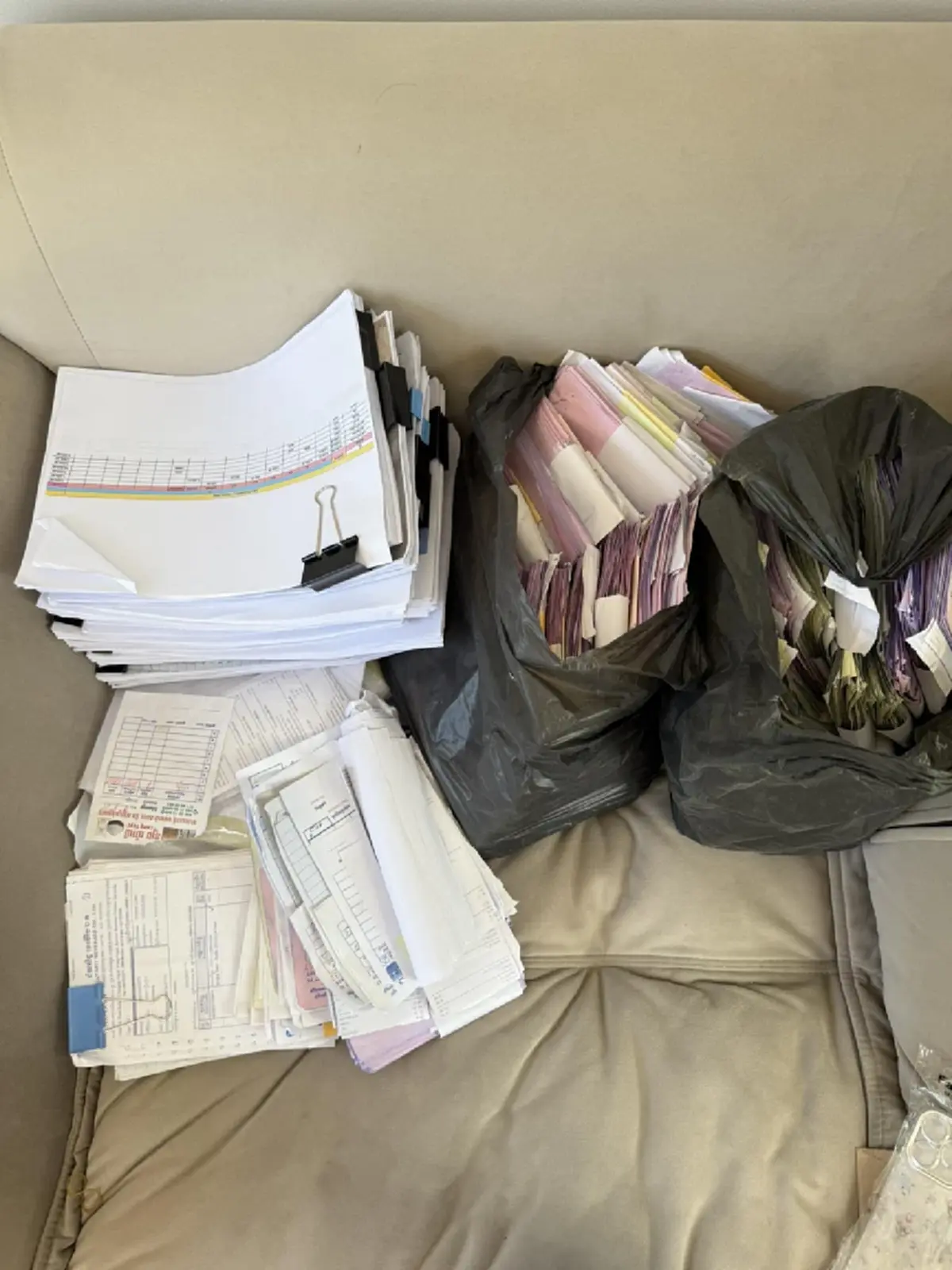 สาวหอบเอกสารปึกใหญ่ ชี้แจงธนาคาร หลังถูกอายัดบัญชีเกือบ 2 เดือน 