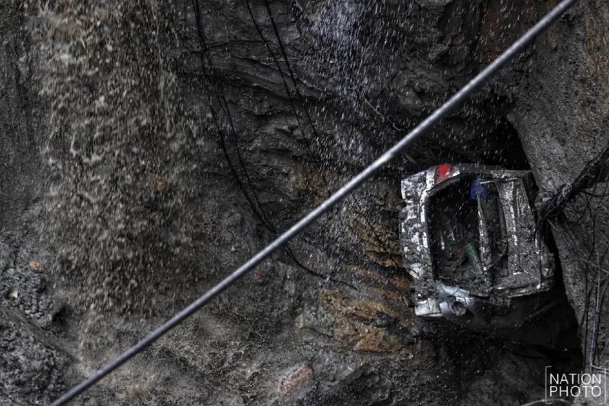 รู้แล้วใครเป็นเจ้าของรถยนต์ที่ตกลงไปในหลุมยักษ์ หลังถนนทรุด