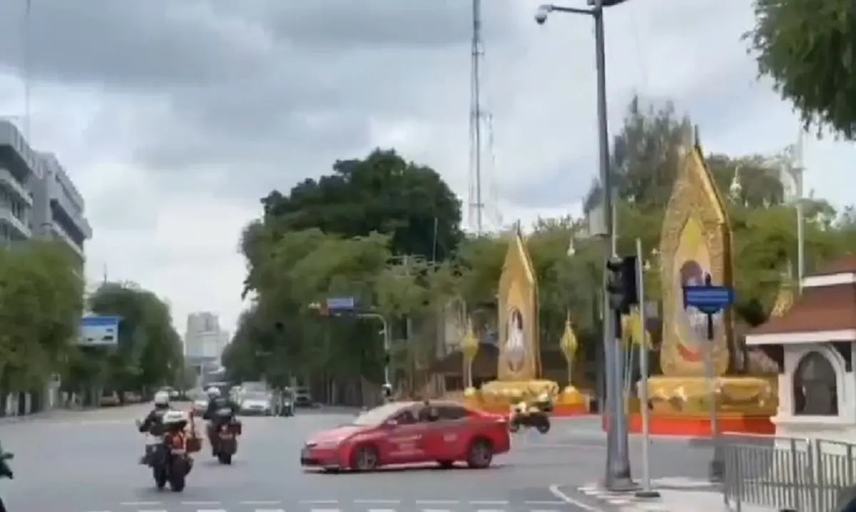 เปิดอาการตำรวจ โดนแท็กซี่ฝ่าขบวนนำส่งอวัยวะชนล้มกลางแยก