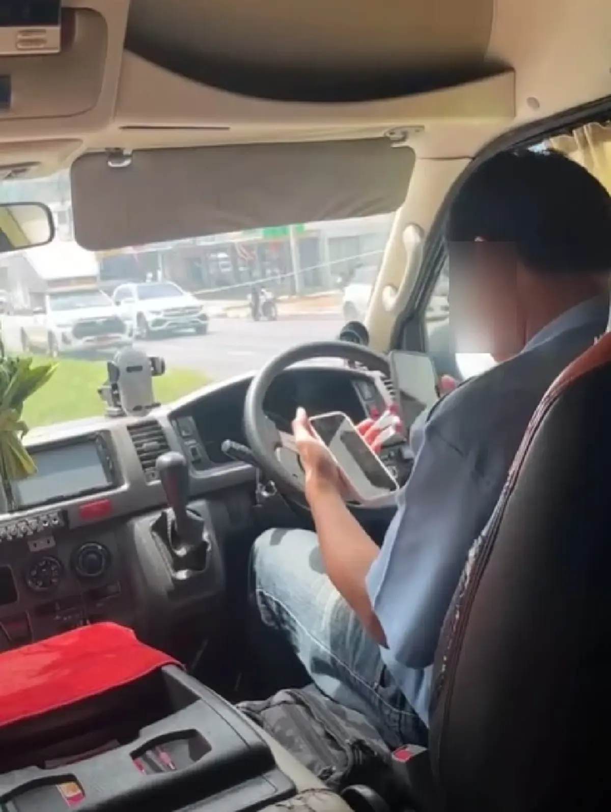 ระทึกบนรถตู้ โชว์สกิล “ขับไป เล่นมือถือไป” ไม่ใช่แค่ 1 แต่ 2 เครื่อง