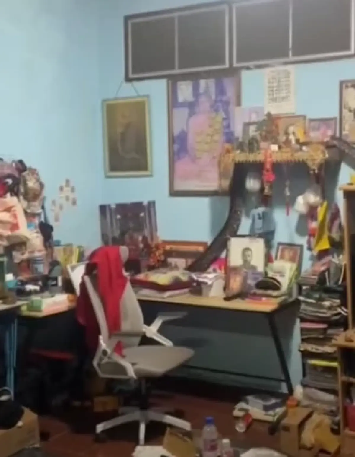 ผวาทั้งบ้าน "งูเหลือม" โผล่เลื้อยขึ้นหิ้งพระ ต่อหน้าต่อตา