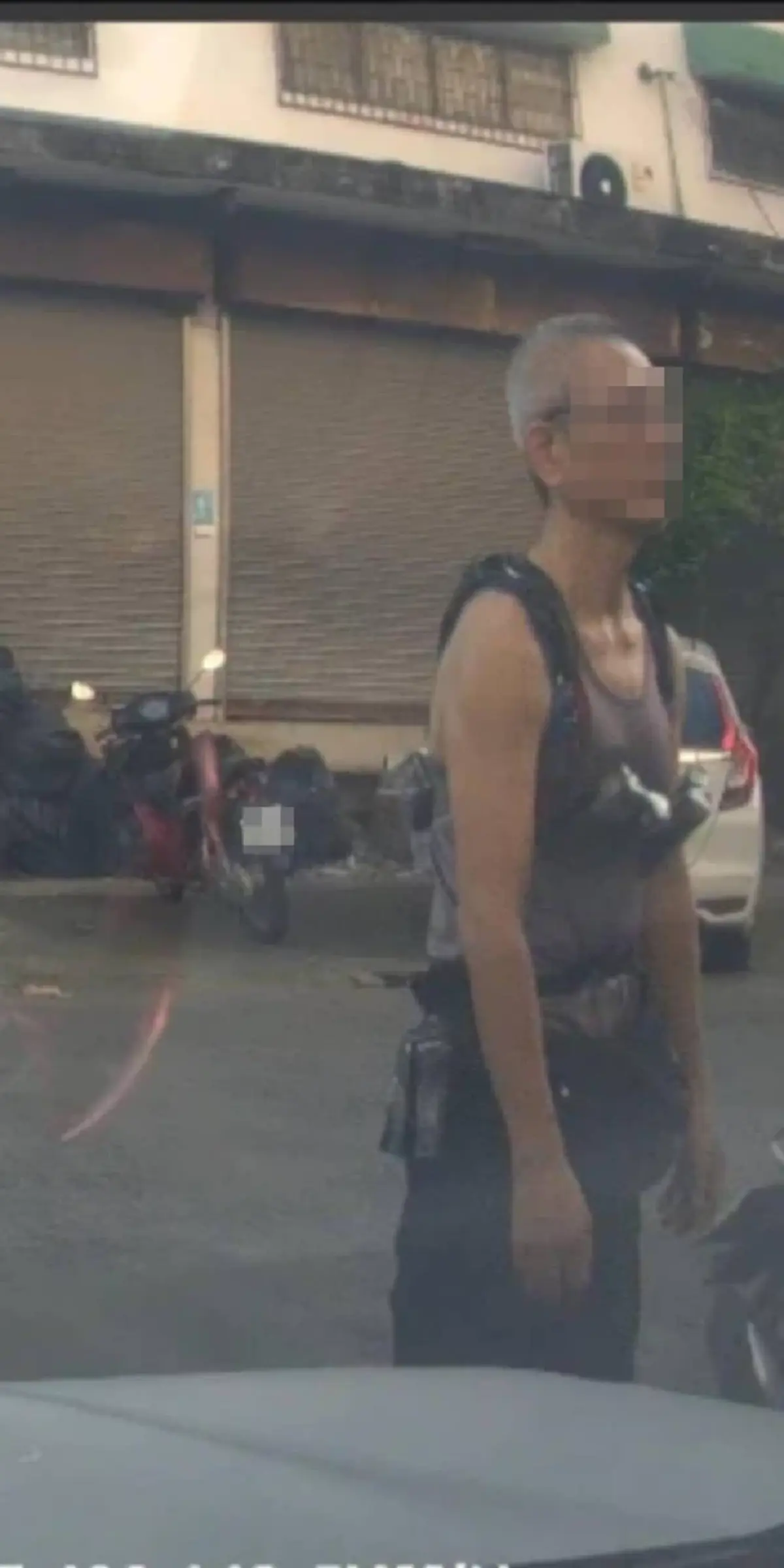 แตกตื่น ลุงผูกวัตถุคล้ายระเบิดรอบตัว สุดท้ายโอละพ่อ ขำหนัก