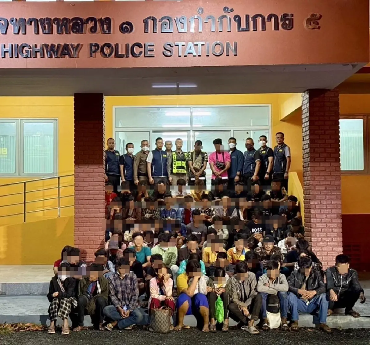 จับกระบะตู้ทึบขนต่างด้าว อัดแน่นมาเต็มคัน นับจำนวนสุดพีค 