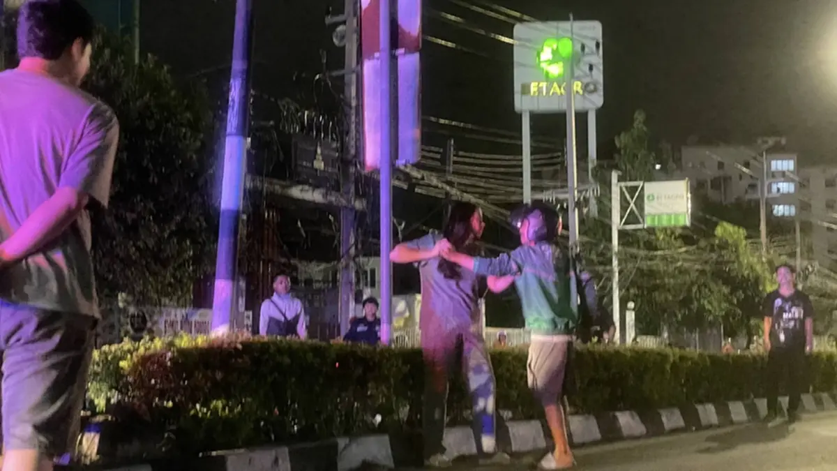 ระทึก หนุ่มถือมีด จี้แฟนสาวกลางถนน ญาติเข้าห้ามก่อนรู้สาเหตุ