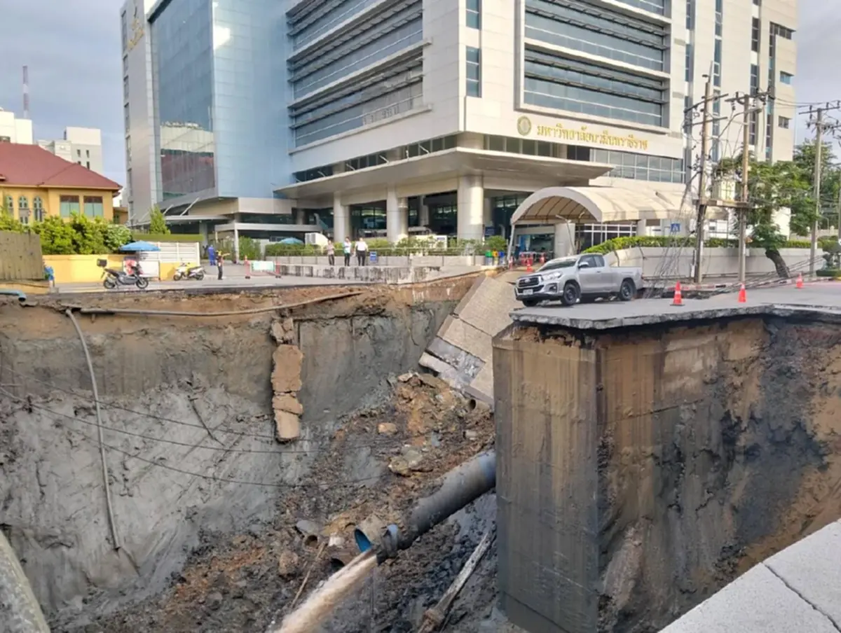 เปิดภาพก่อน ถนนทรุดเห็นแล้วน่ากลัวมาก รถยังกล้าขับผ่าน