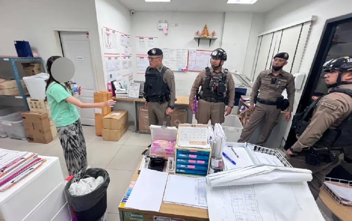 ตร.บุกจับ หนุ่มปืนดุ โมโหแฟน ยิงทะลุห้องเพื่อนบ้าน โดนไป 3 ข้อหา