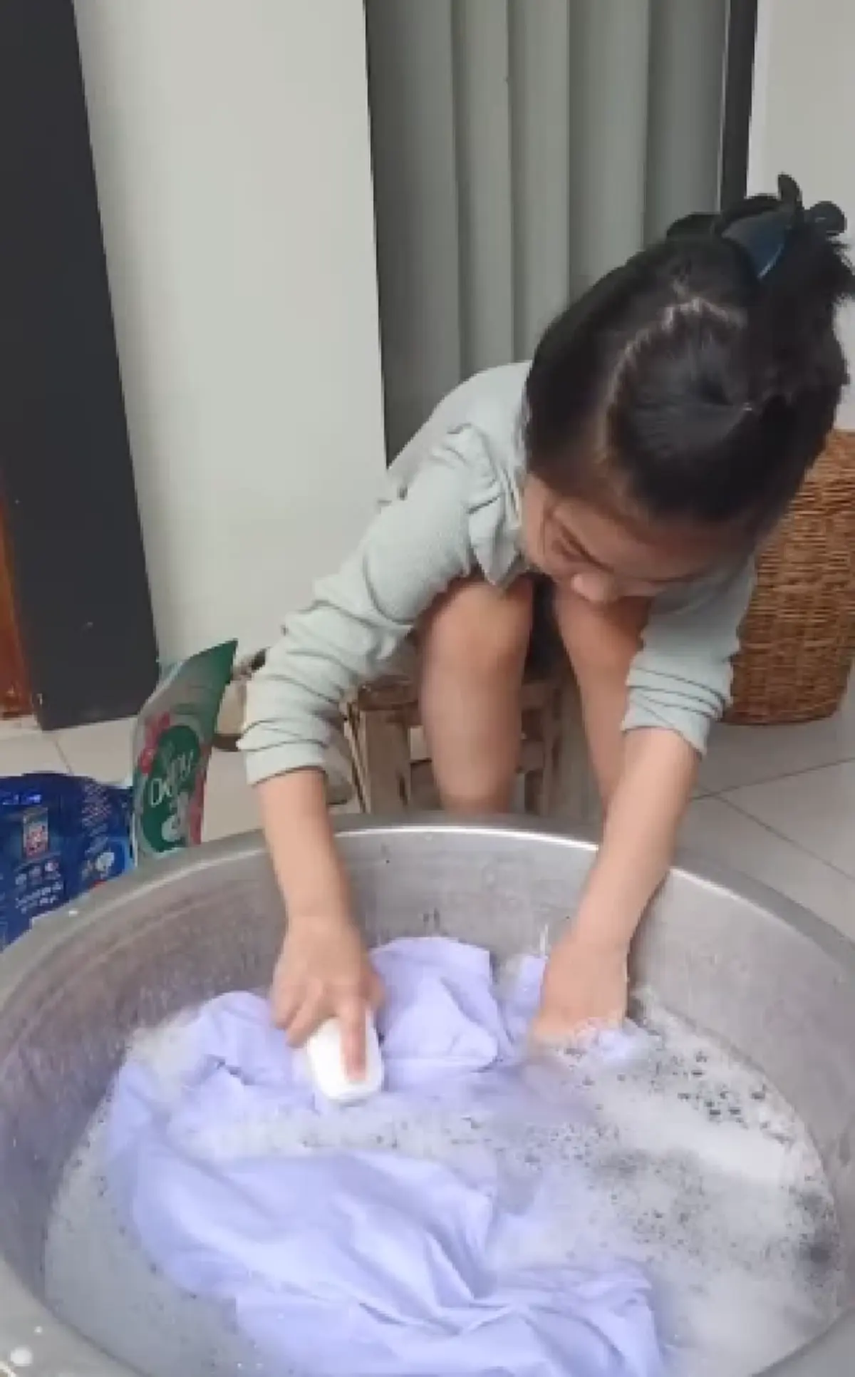 "หนุ่ม ศรราม" สอน"น้องวีจิ" ไม่ติดหรู ฝึกนั่งซักชุดนักเรียนเอง