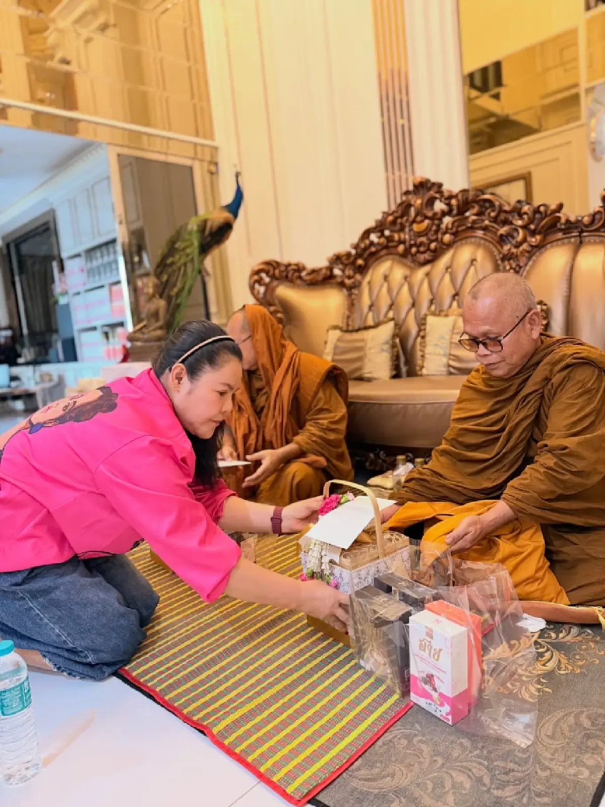 ฮาย อาภาพร นิมนต์พระถวายเพลที่บ้าน แห่โฟกัสเลขถังน้ำมนต์