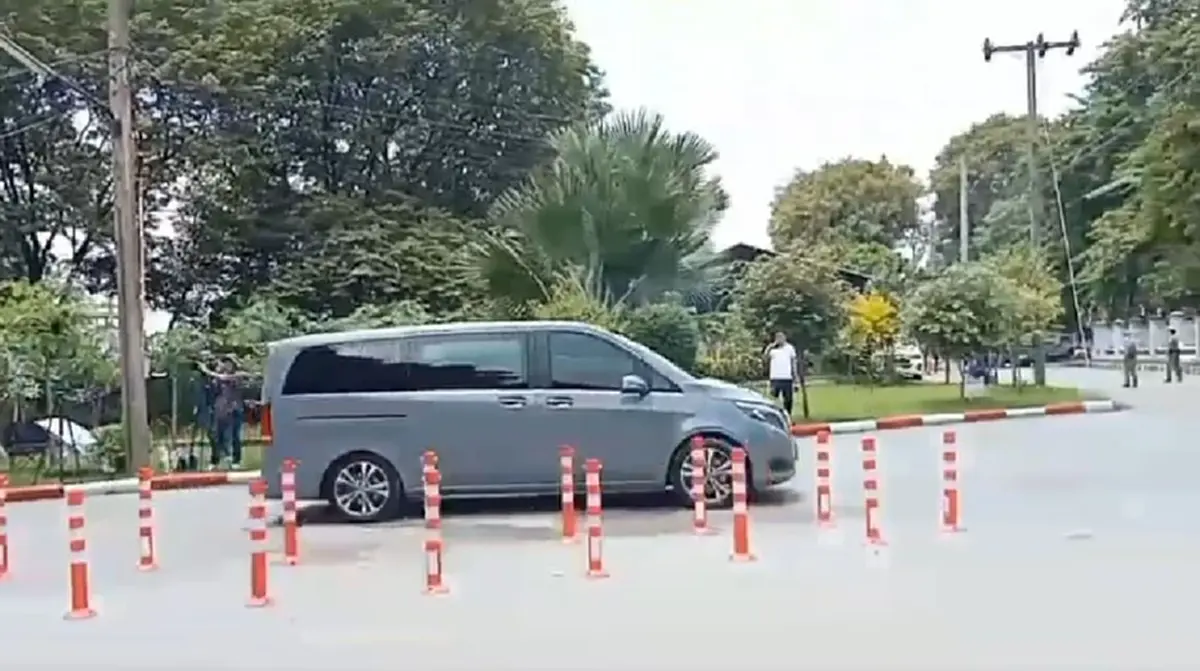 ทักษิณ เข้าสู่กระบวนการแรกรับ รถตู้ราชทัณฑ์ นำตัวถึงเรือนจำแล้ว