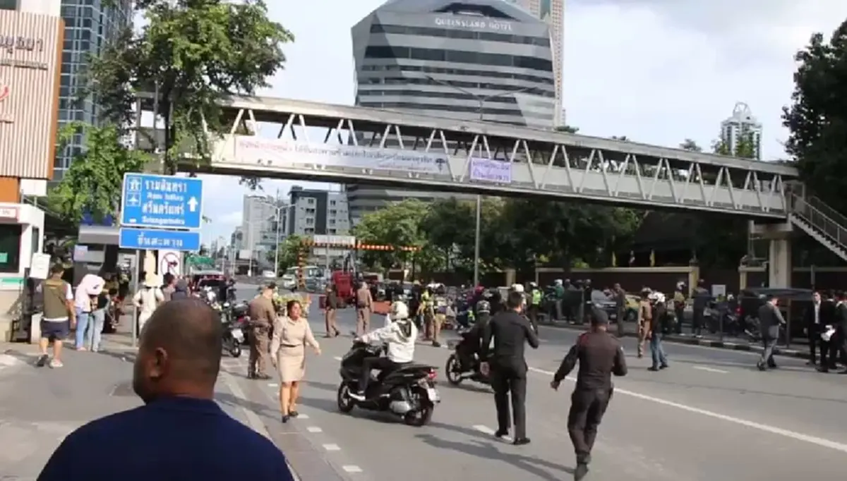 ระทึก ฝรั่งคลั่ง ดิ่งสะพานลอยกลางกรุง หัวโหม่งพื้นสาหัส