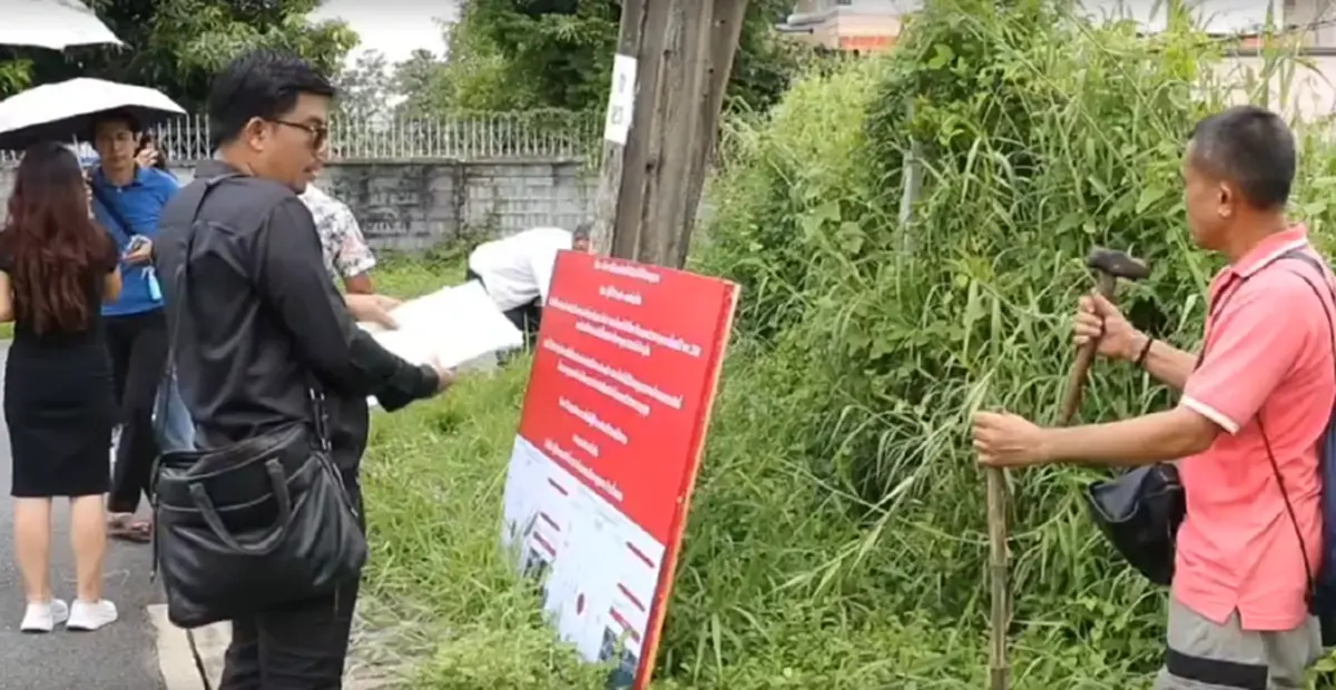 สาวร้องทุกข์ ถูกยึดที่ดินทำถนนสาธารณะเข้าหมู่บ้าน ด้วยกระดาษA4