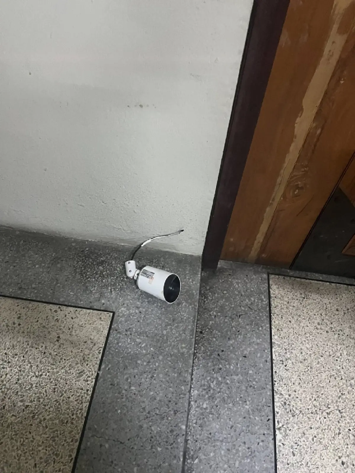 สาวผวา ถูกโจรขี่รถตามกลางดึก หวิดถูกคว้าตัว หนีระทึกกลางสายฝน