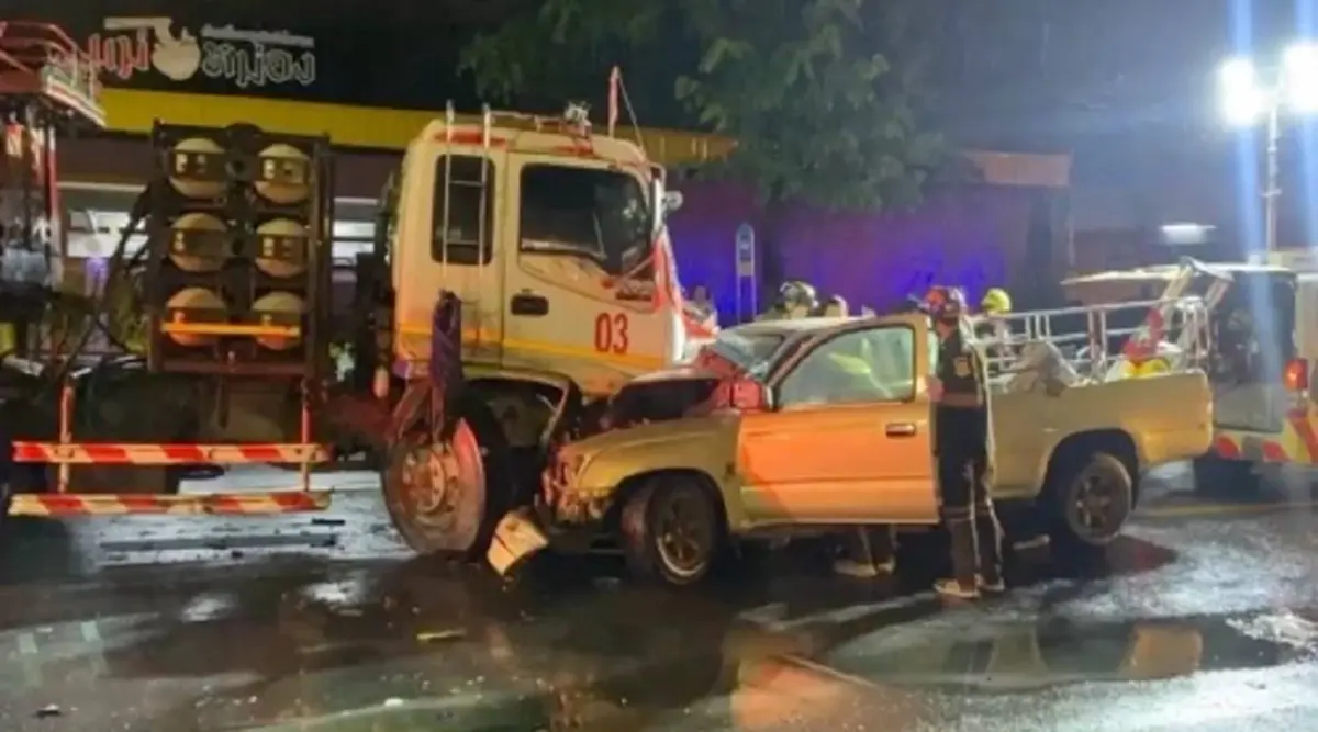 เศร้า กระบะพุ่งข้ามเลน ชนประสานงารถพ่วง 22 ล้อ คนขับดับสลด