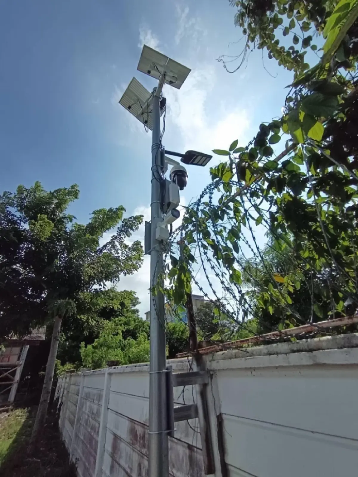 เปิดภาพรั้วอิเล็กทรอนิกส์ ชายแดนไทย-กัมพูชา เริ่มติดตั้งแล้ว