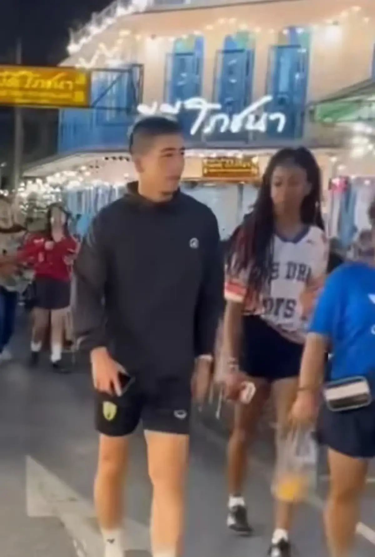 แห่สงสัย "โตโน่ ภาคิน" เดินช้อปปิ้งคู่สาวปริศนากลางกรุง