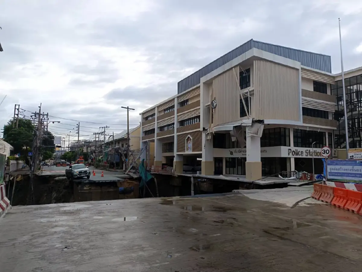 เปิดเส้นทางเลี่ยงรถติด ถนนทรุดหน้าวชิรพยาบาล ปิดการจราจรแล้ว