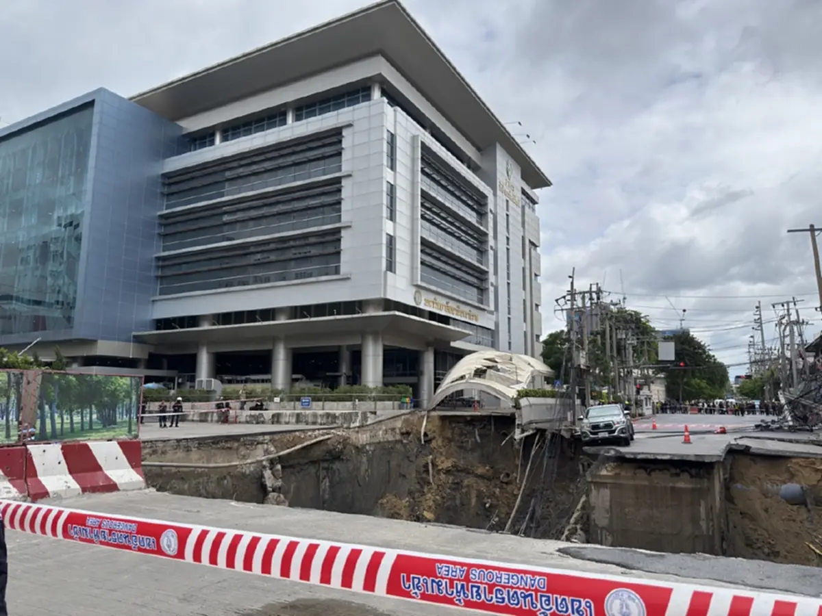 ถนนทรุด รฟม. สั่งหยุดก่อสร้างแล้ว อพยพประชาชน เร่งหาสาเหตุ