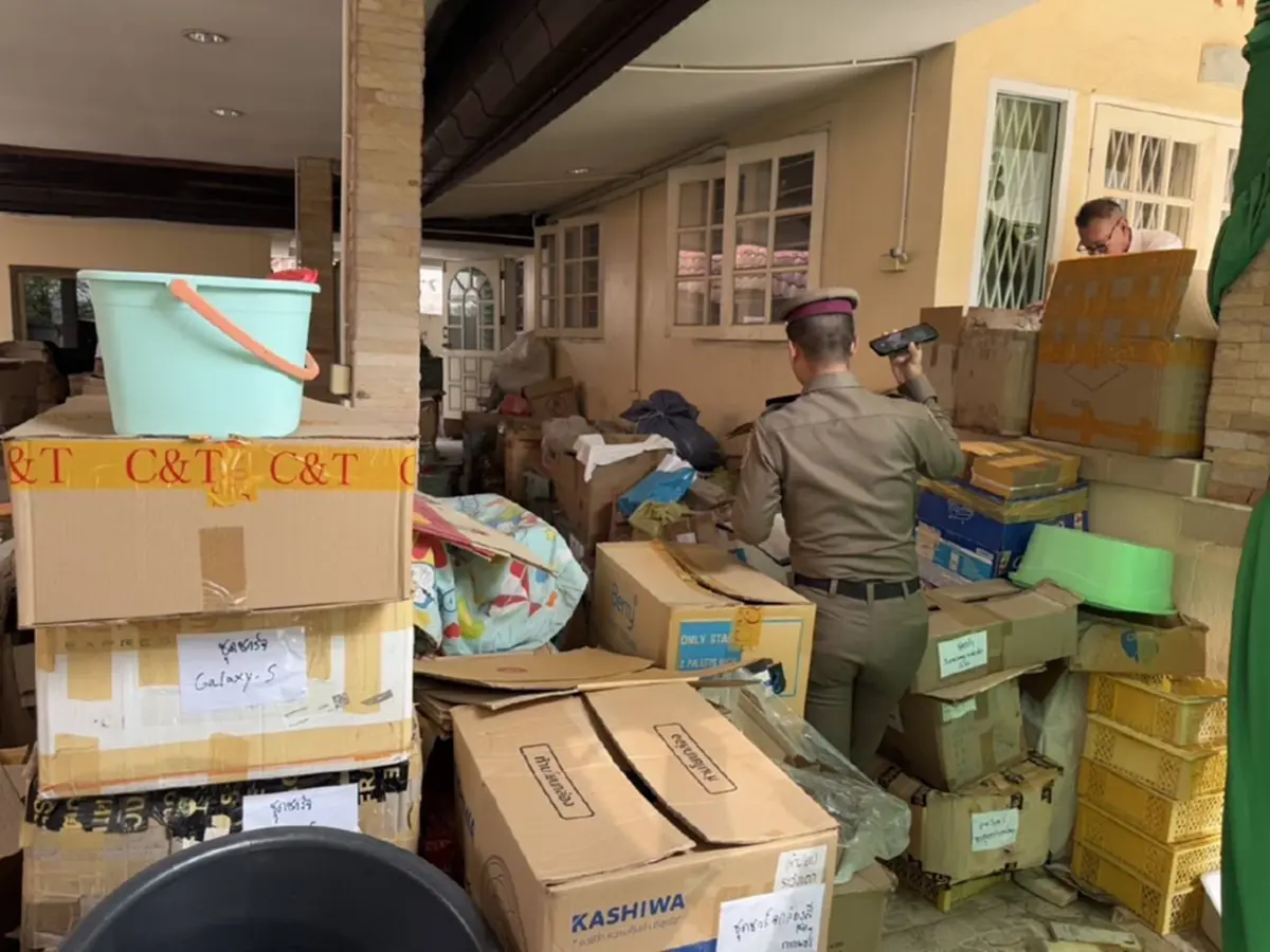 บุกทลายหูฟังปลอมพร้อมอุปกรณ์มือถือ ย่านบางพลี มูลค่ากว่า 20 ล้าน