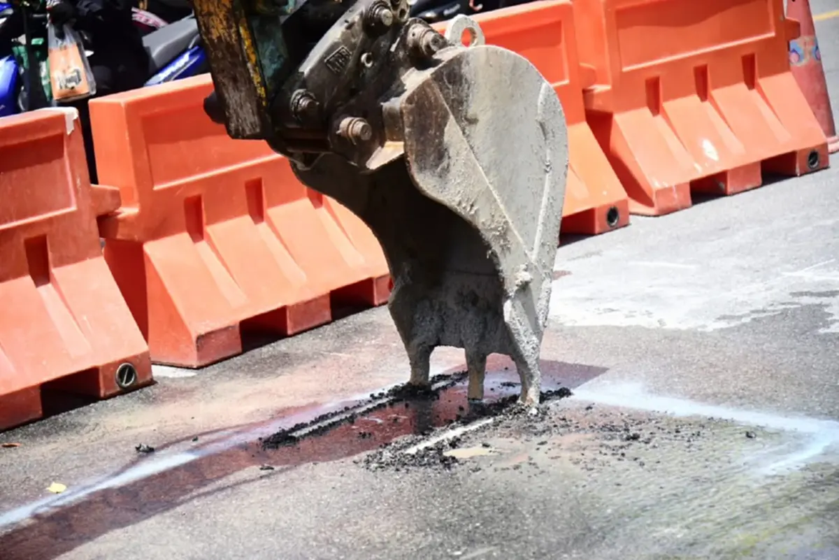 ออกแล้ว ผลตรวจจุดน้ำซึมถนน หน้าบริษัทดัง สรุปเกิดจากอะไรกันแน่