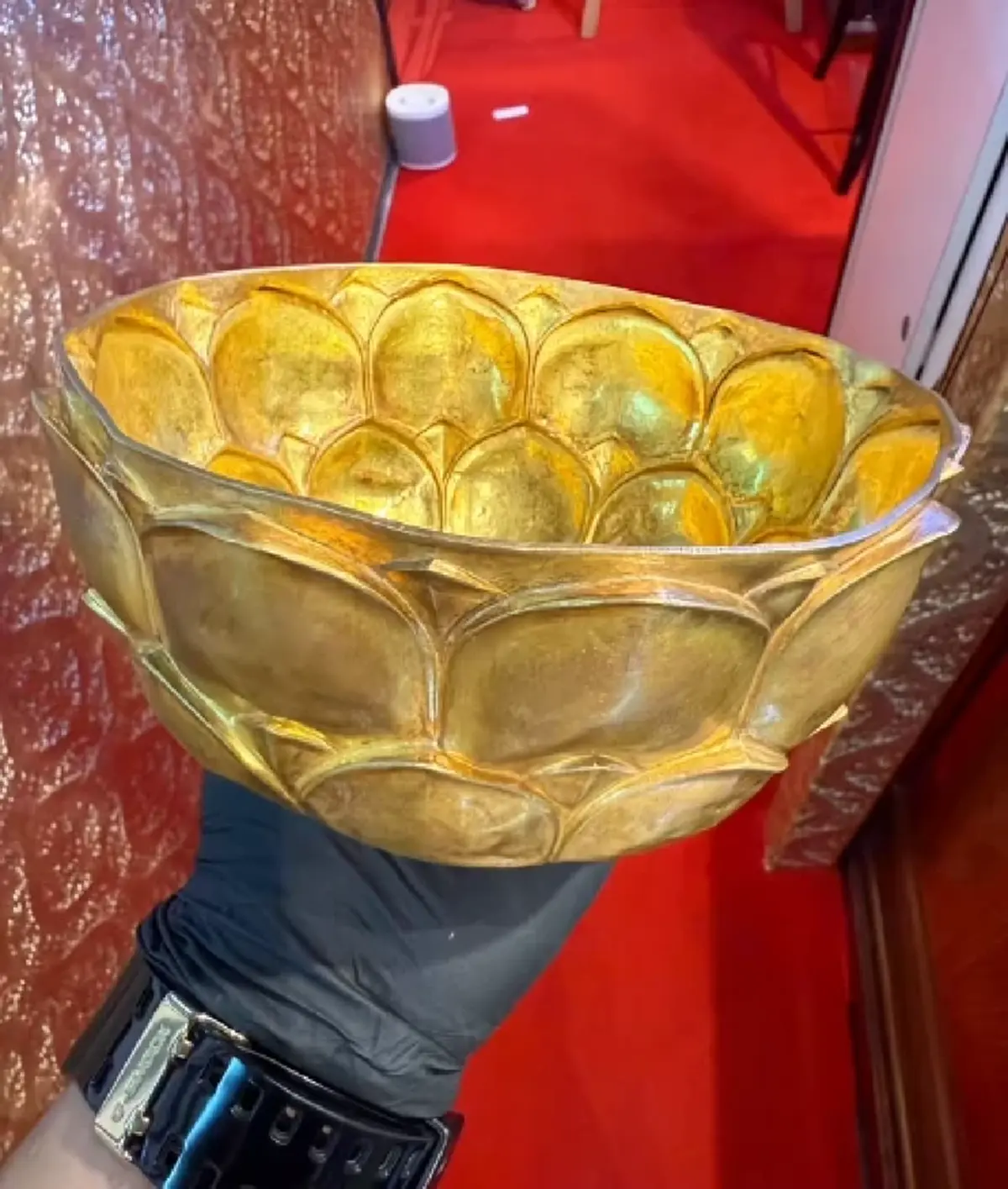 ลูกค้านำขันทองคำ สมบัติคุณทวดมาหลอม มือสั่นรู้ราคาที่ได้