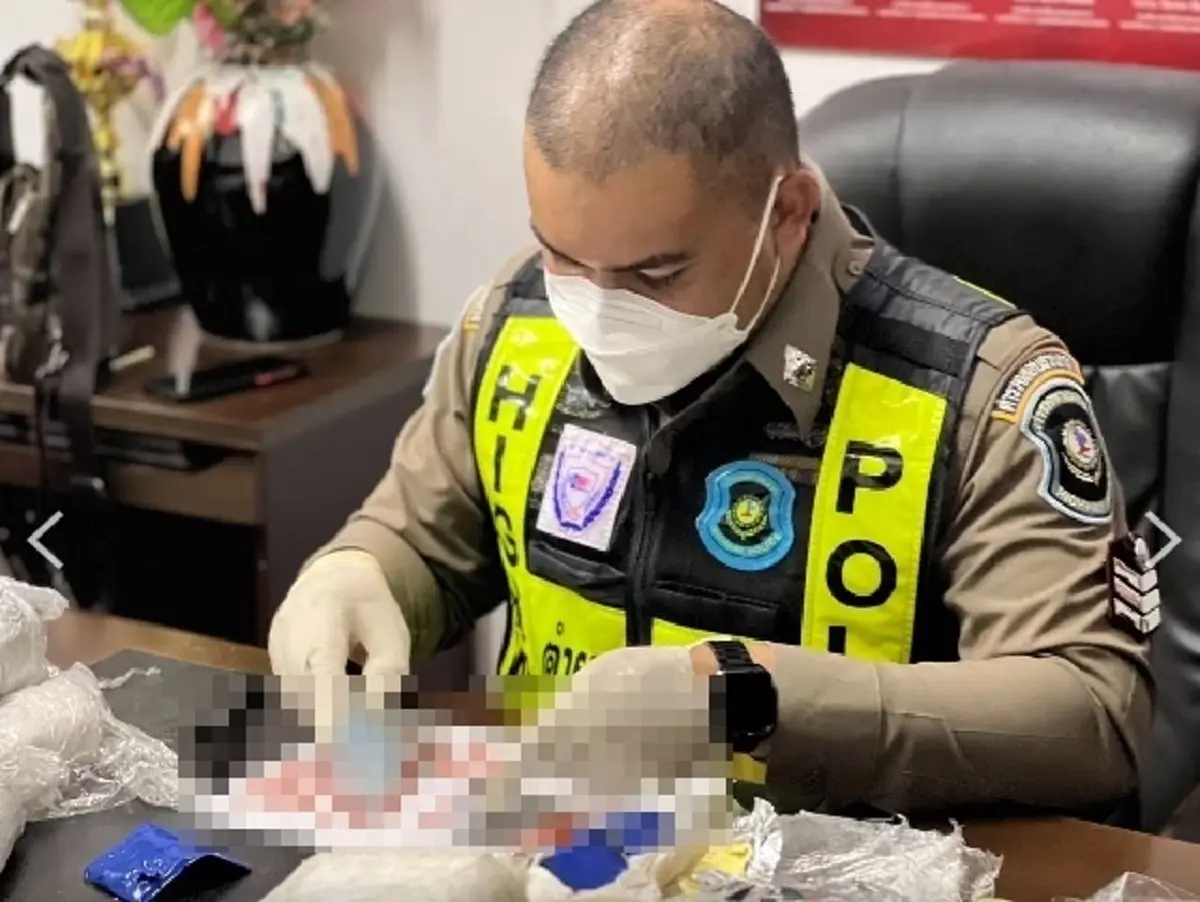 สกัดจับได้ทัน! หนุ่มใช้รถกระบะลอบขนยา 2 แสนเม็ด ถูก CIB รวบคาถนน