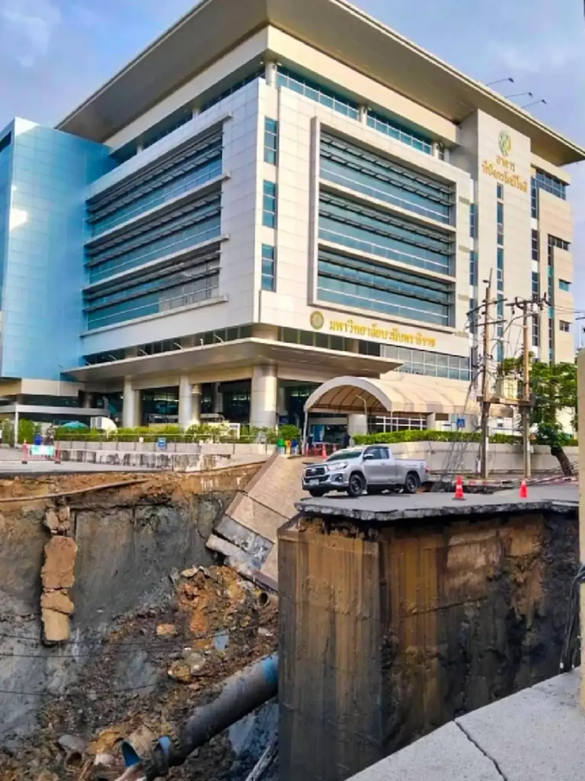 เปิดคลิปก่อน "ถนนทรุด" ถึงบอกว่าโชคดีแค่ไหนที่ไม่มีผู้บาดเจ็บ