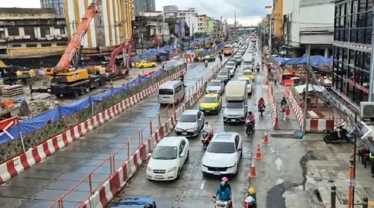 โคลนผุดใต้พื้นถนนหวั่นพื้นทรุดตัว บริเวณหัวถนนสมเด็จพระเจ้าตากสิน