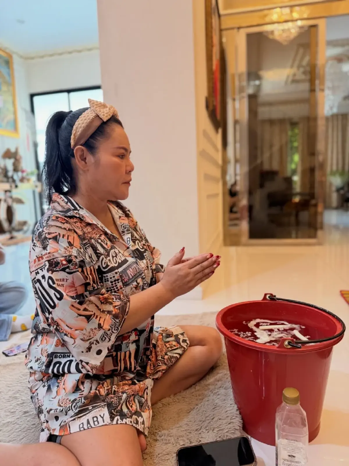 ฮาย อาภาพร นิมนต์พระถวายเพลที่บ้าน แห่โฟกัสเลขถังน้ำมนต์