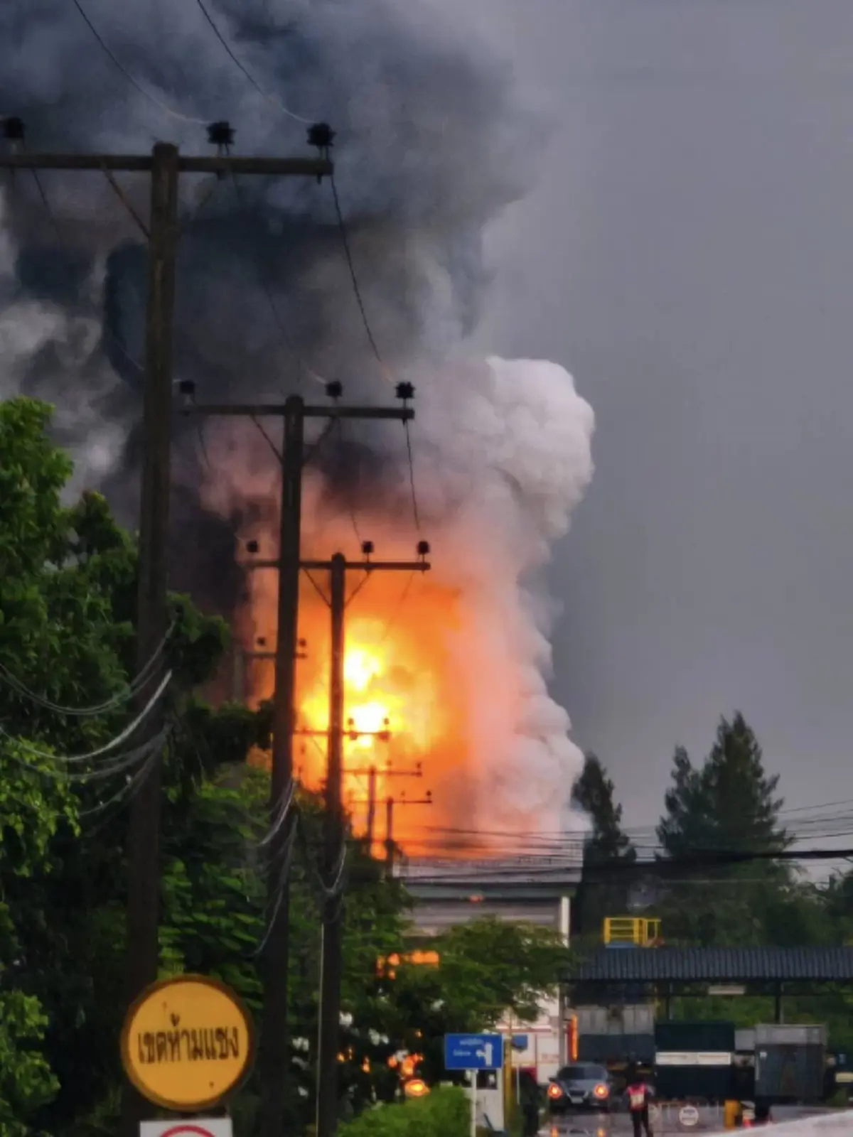 ระทึก ไฟไหม้โรงงานรีไซเคิลขยะ ย่านแสมดำ สาเหตุใช้น้ำดับไม่ได้