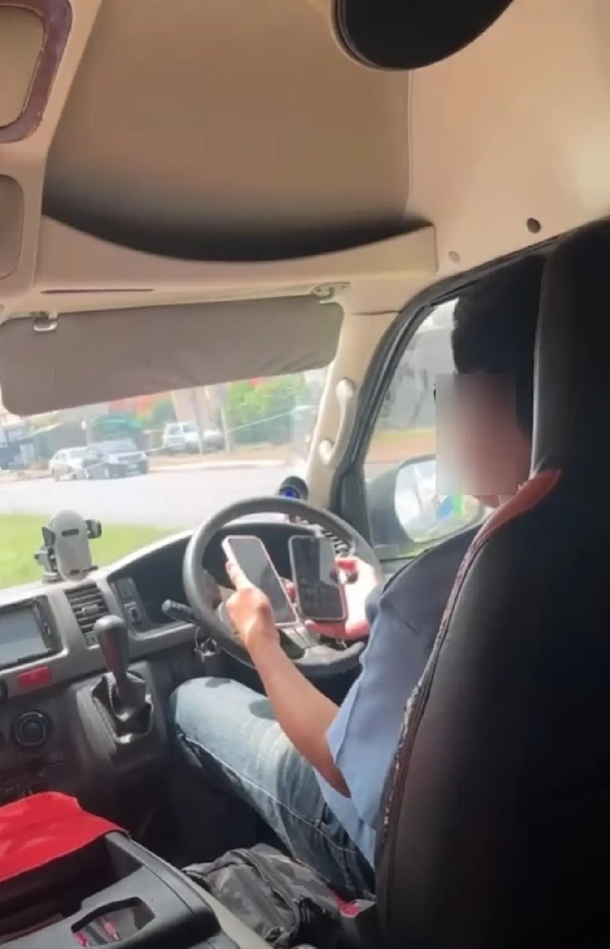 ระทึกบนรถตู้ โชว์สกิล “ขับไป เล่นมือถือไป” ไม่ใช่แค่ 1 แต่ 2 เครื่อง