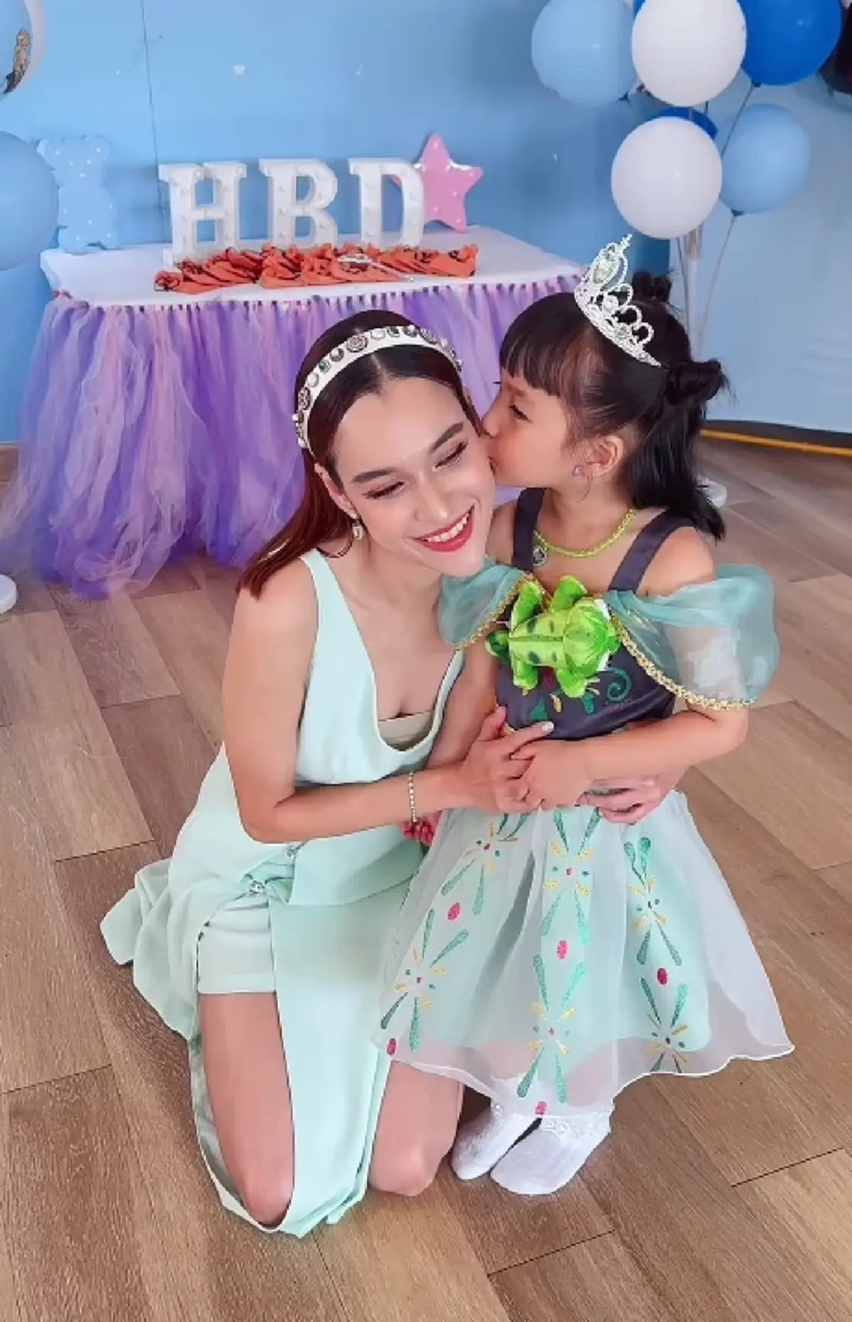 "หยาดทิพย์"เผยภาพคู่สามี"เมฆ รามา" ยกเค้กเซอร์ไพรส์ลูกสาว