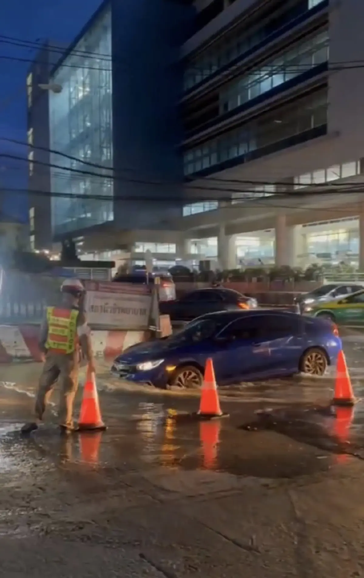 เปิดภาพก่อน ถนนทรุดเห็นแล้วน่ากลัวมาก รถยังกล้าขับผ่าน