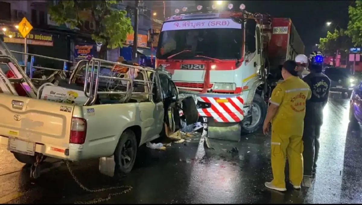 เศร้า กระบะพุ่งข้ามเลน ชนประสานงารถพ่วง 22 ล้อ คนขับดับสลด