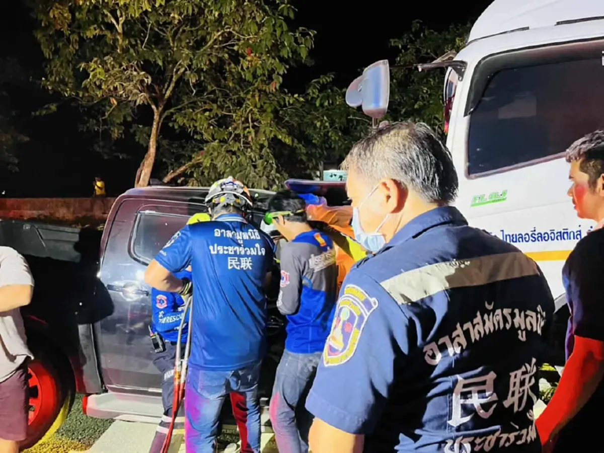 ดับคาที่ พ่อค้าไก่ทอด ซิ่งกระบะย้อนศร พุ่งชนรถบรรทุกห้องเย็น