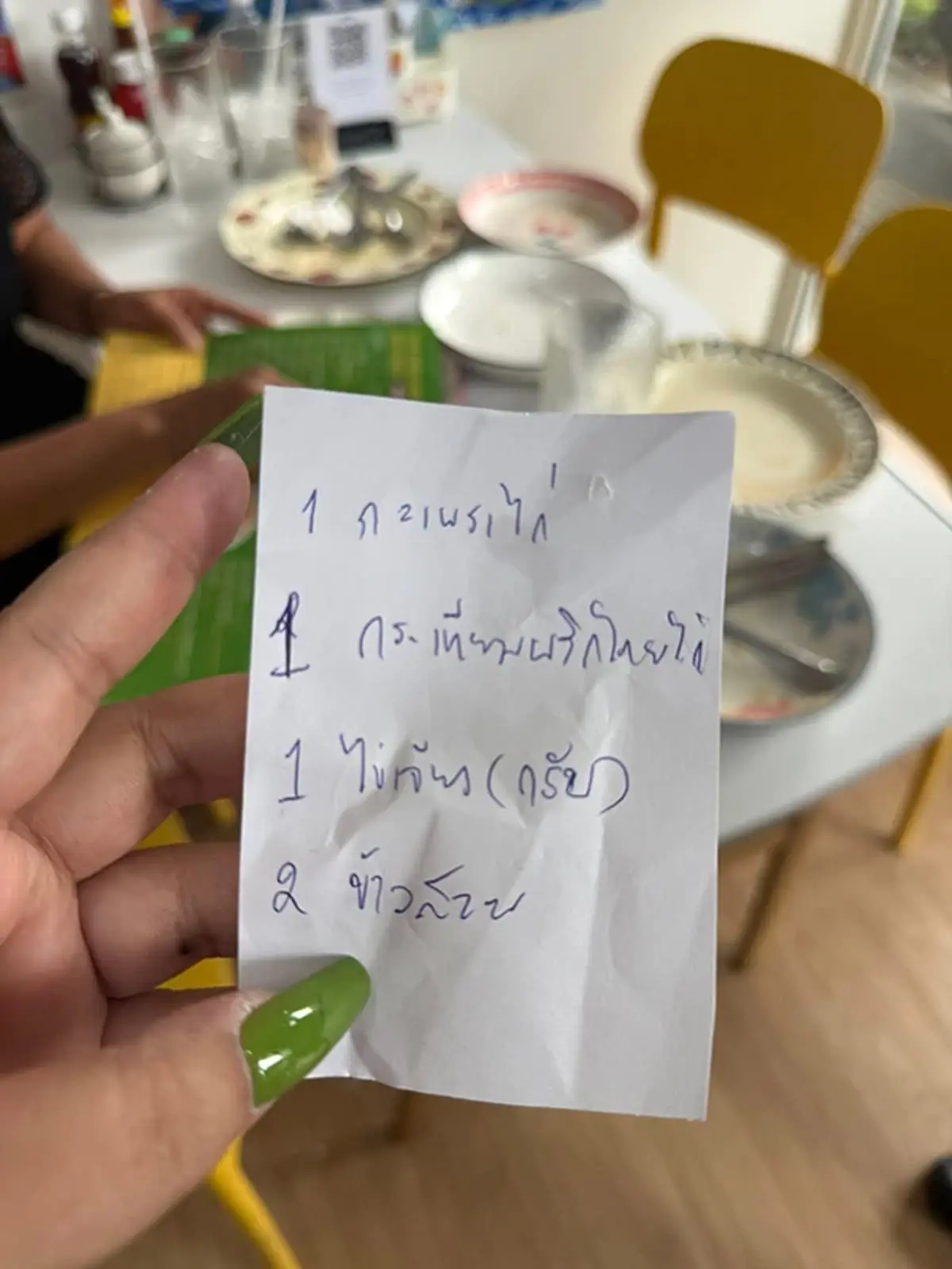 สาวไทยพาผัวฝรั่งมากินข้าว หมดเกลี้ยงทุกจาน ก่อนบอกค่าอาหารแพง