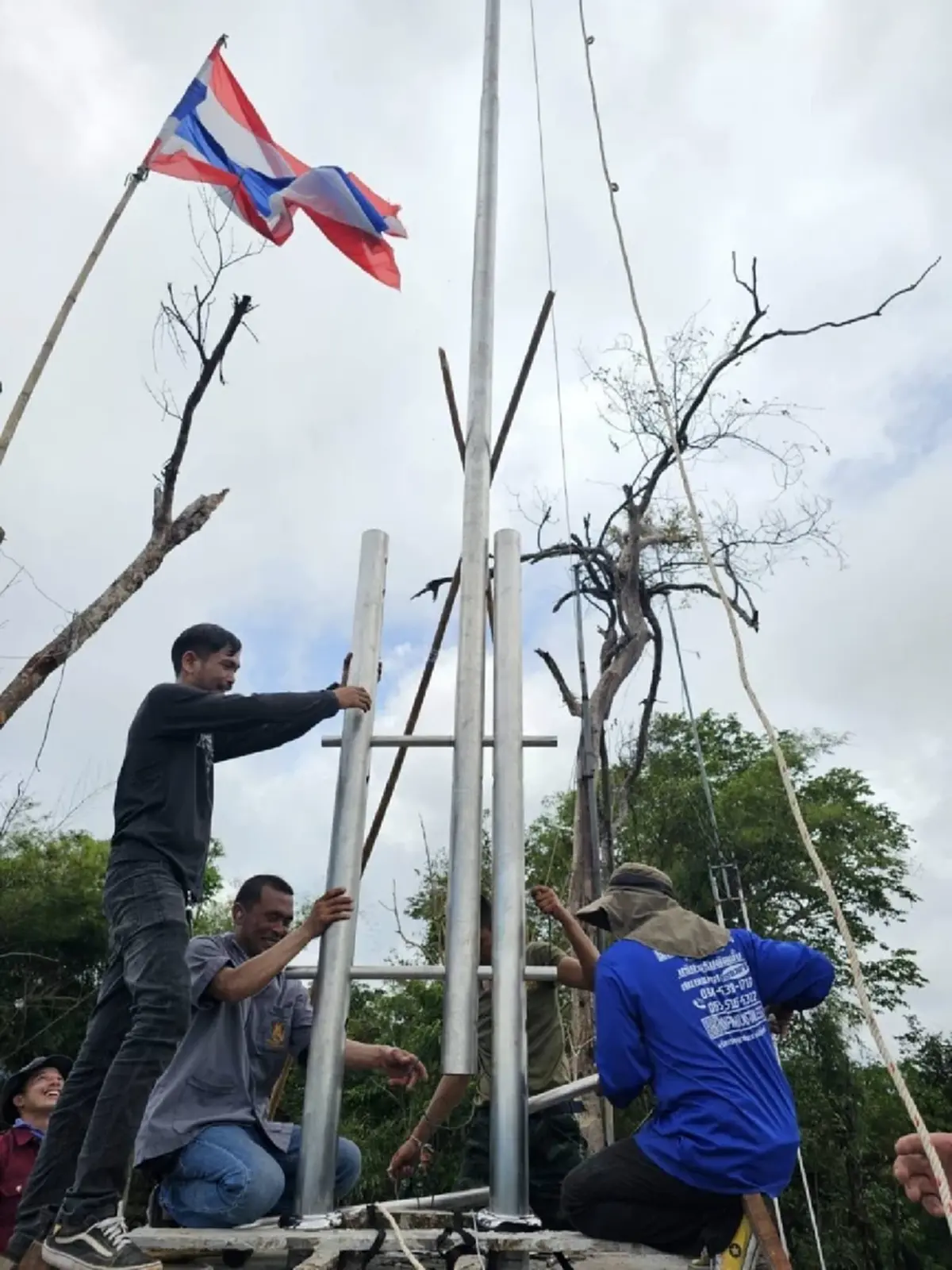 เปิดโฉมหน้าทีมช่าง ทำเสาธงชาติบนภูมะเขือ มาด้วยใจไม่คิดค่าแรง