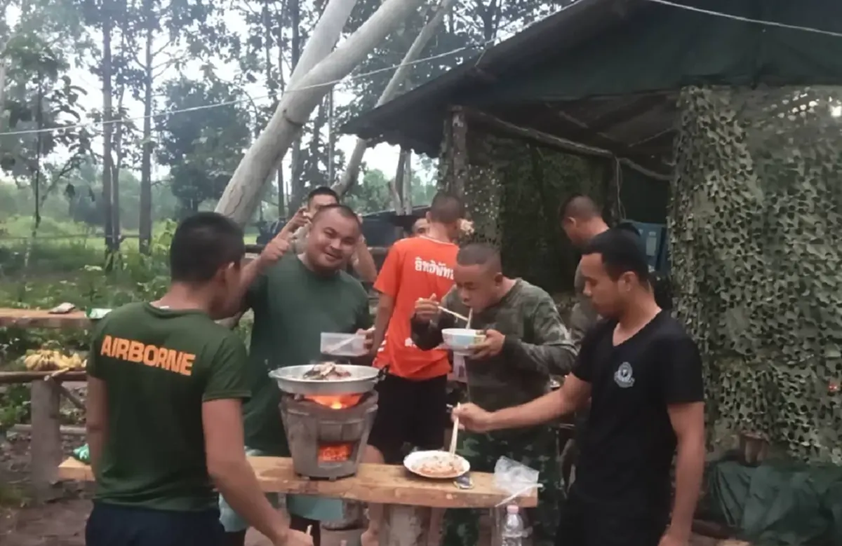 ผบ.ร.3 จัดหนักหมูกระทะ เลี้ยงลูกน้องทหารแนวชายแดนอีสานใต้