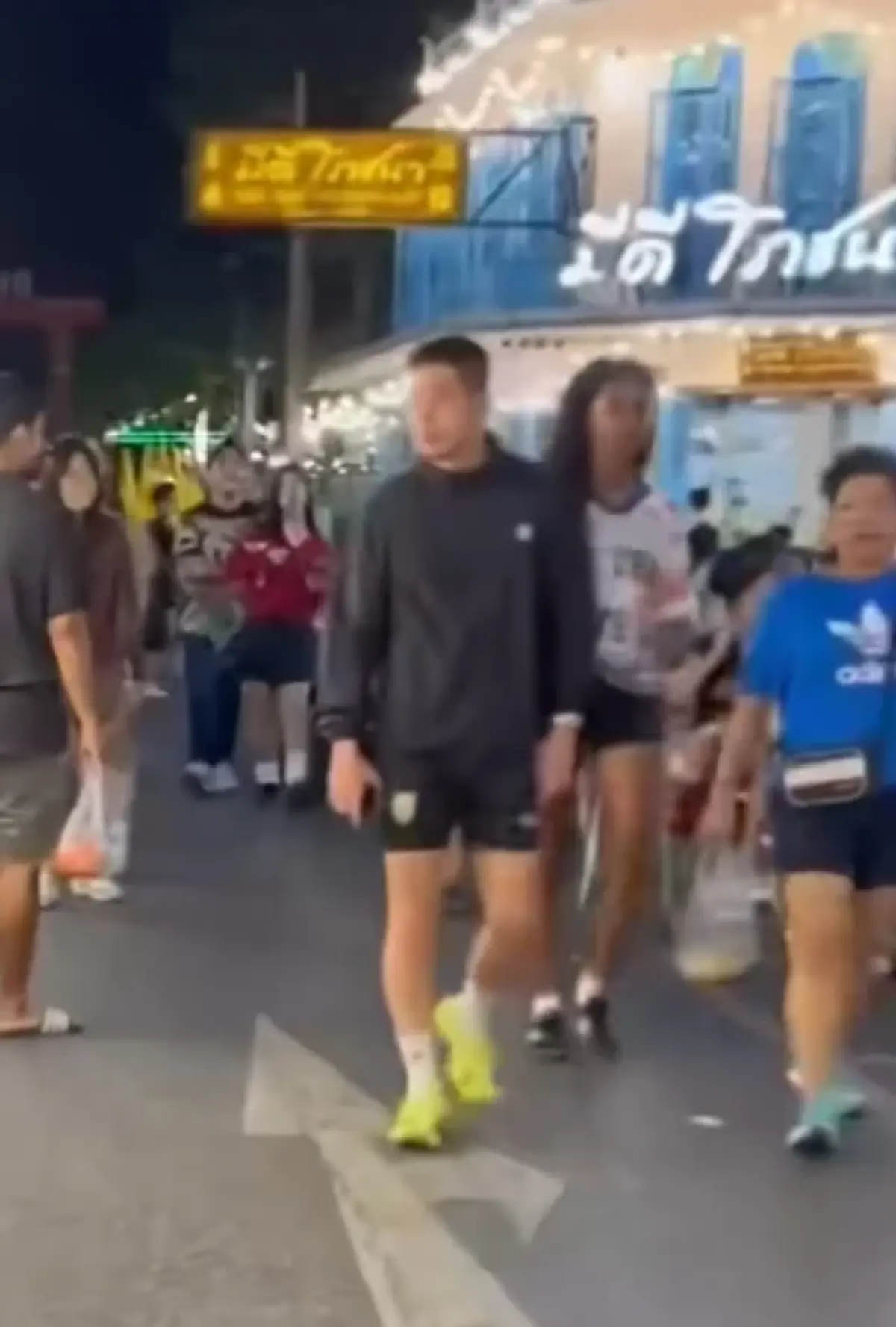 แห่สงสัย "โตโน่ ภาคิน" เดินช้อปปิ้งคู่สาวปริศนากลางกรุง