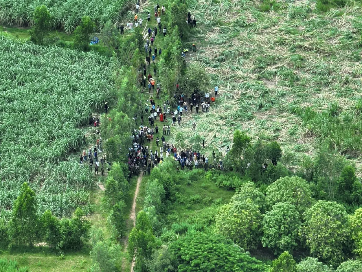 เปิดภาพมุมสูง ชาวเขมรปิดถนนประท้วง ไทยติดป้ายให้ย้ายออก
