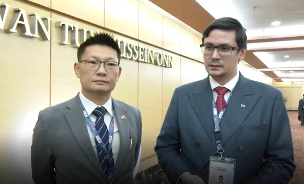 ไร้มารยาท คณะกัมพูชา ขากเสลดใส่ "รังสิมันต์ โรม" ระหว่างให้สัมภาษณ์