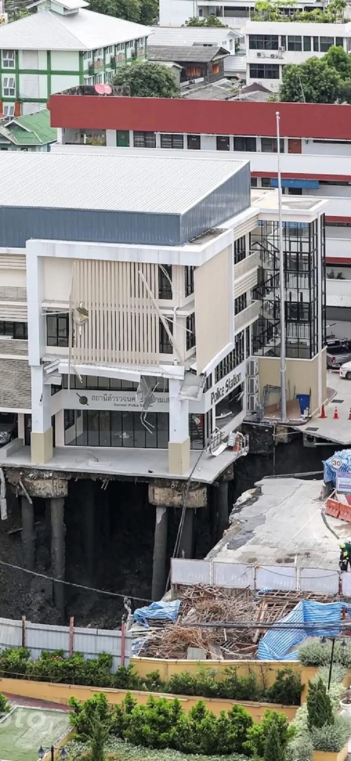 เขตดุสิต ประกาศด่วนห้ามเข้าใช้อาคารใกล้หลุมยักษ์ ฝ่าฝืนมีโทษ