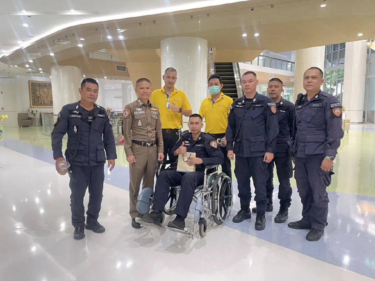 เปิดอาการตำรวจ โดนแท็กซี่ฝ่าขบวนนำส่งอวัยวะชนล้มกลางแยก