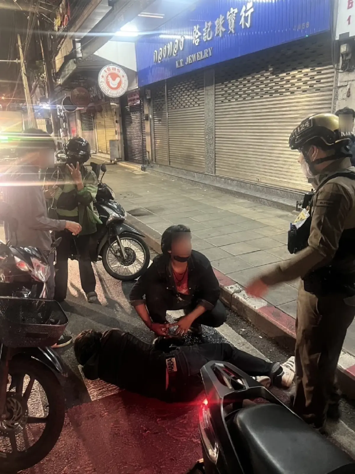 อุกอาจ 2 โจ๋ ขี่จยย.ไล่ยิงอริกลางเมือง คลิปวงจรปิดมัดตัว