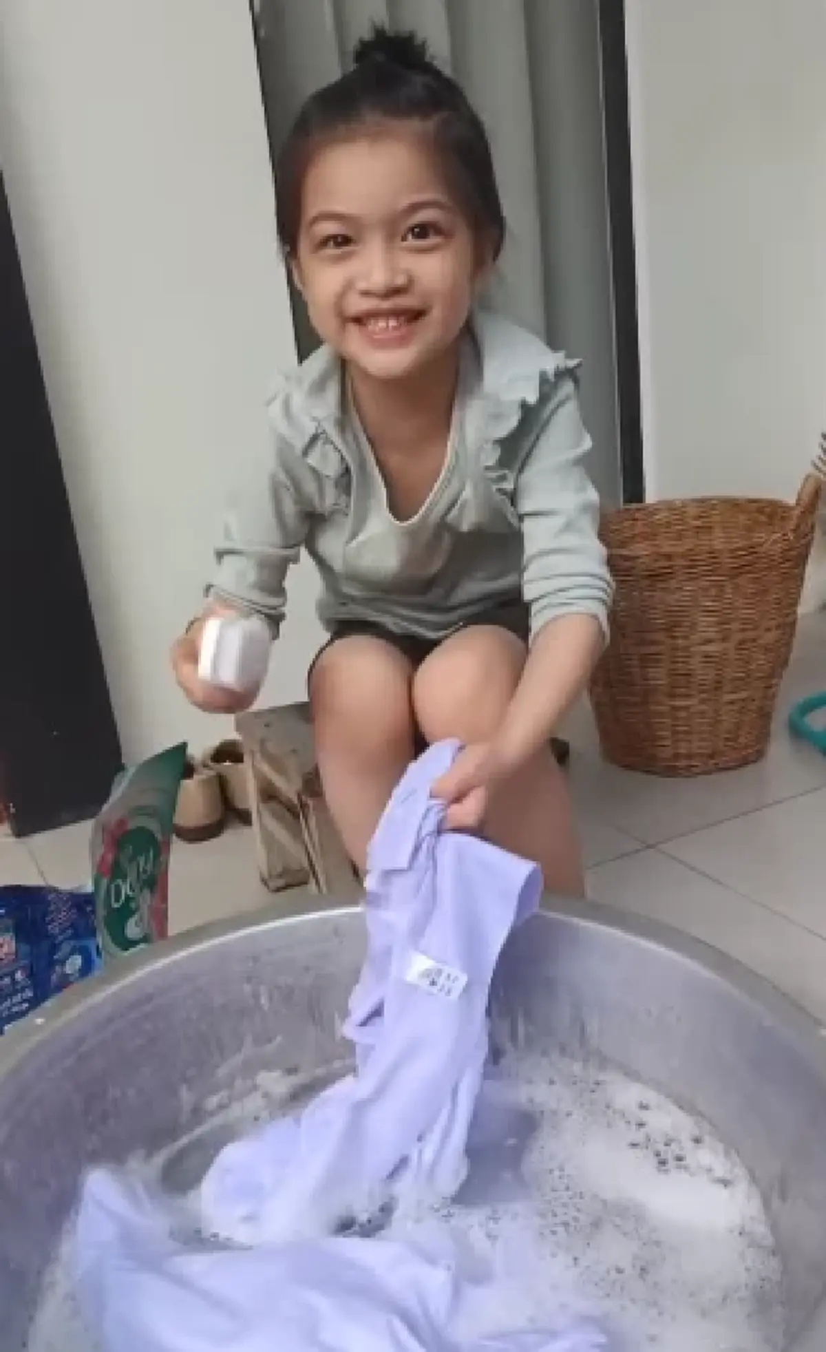 "หนุ่ม ศรราม" สอน"น้องวีจิ" ไม่ติดหรู ฝึกนั่งซักชุดนักเรียนเอง